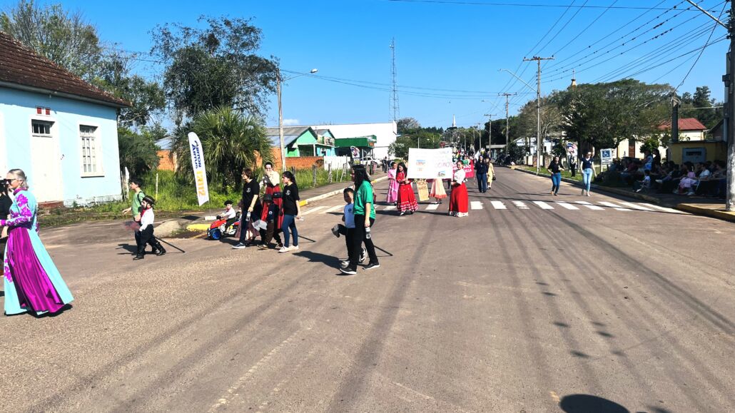 Desfile Farroupilha reúne grande público no centro de Vale Verde
