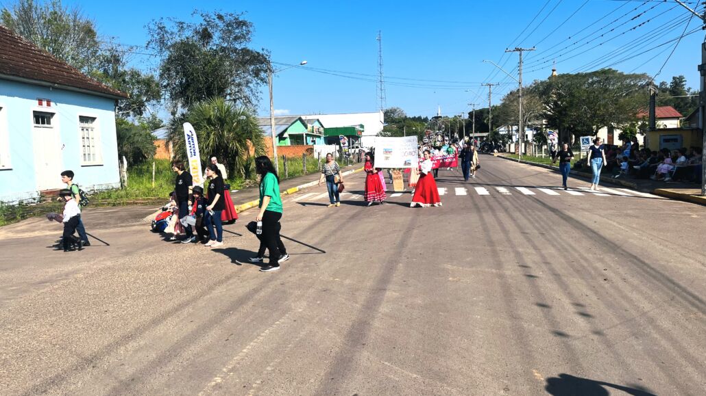 Desfile Farroupilha reúne grande público no centro de Vale Verde