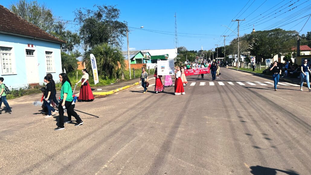 Desfile Farroupilha reúne grande público no centro de Vale Verde