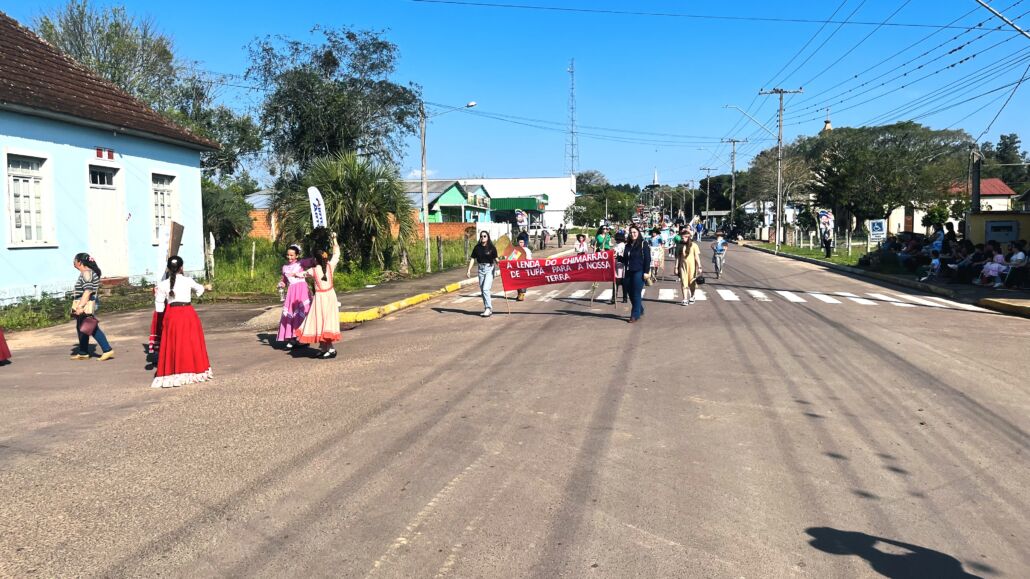Desfile Farroupilha reúne grande público no centro de Vale Verde