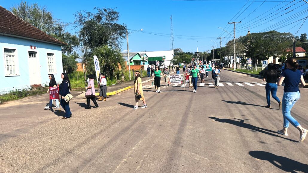 Desfile Farroupilha reúne grande público no centro de Vale Verde