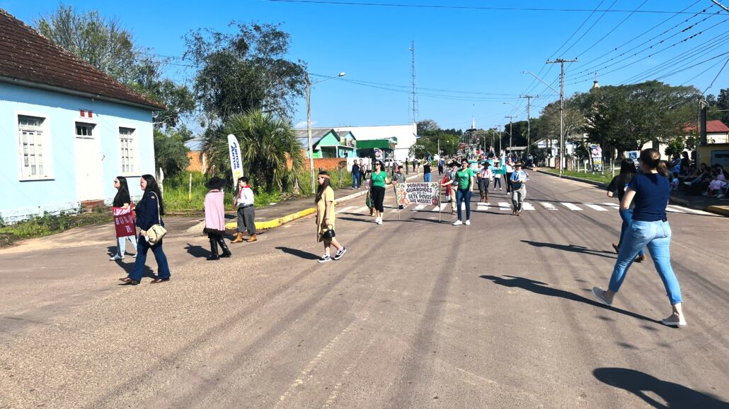 Desfile Farroupilha reúne grande público no centro de Vale Verde