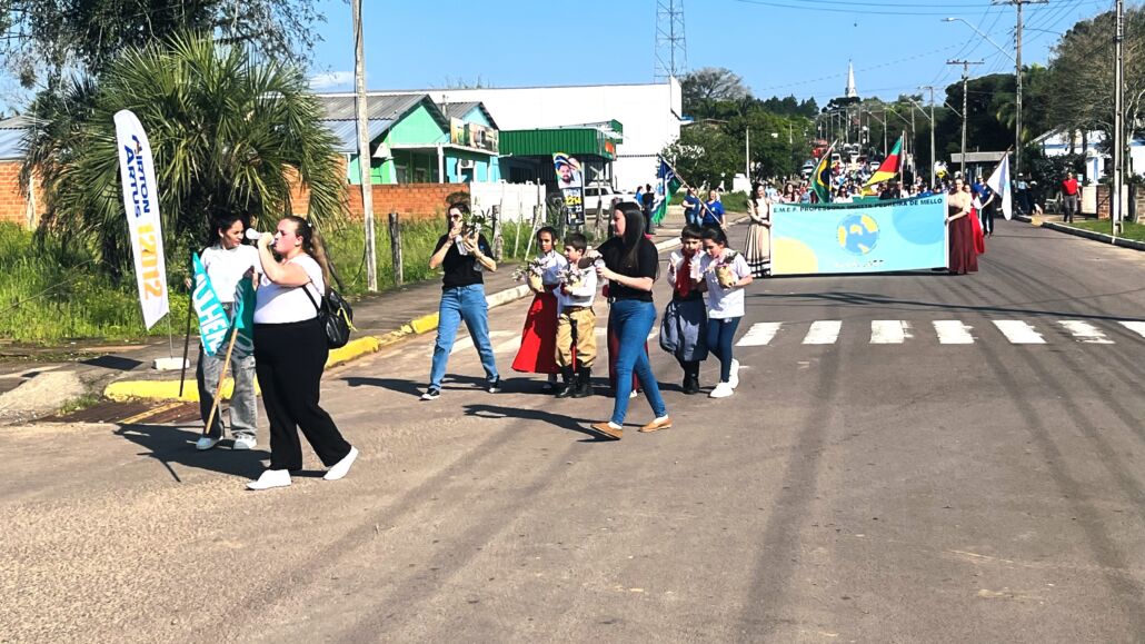 Desfile Farroupilha reúne grande público no centro de Vale Verde