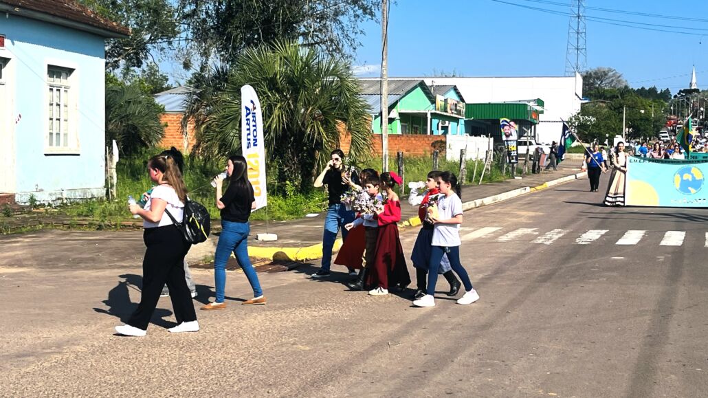 Desfile Farroupilha reúne grande público no centro de Vale Verde