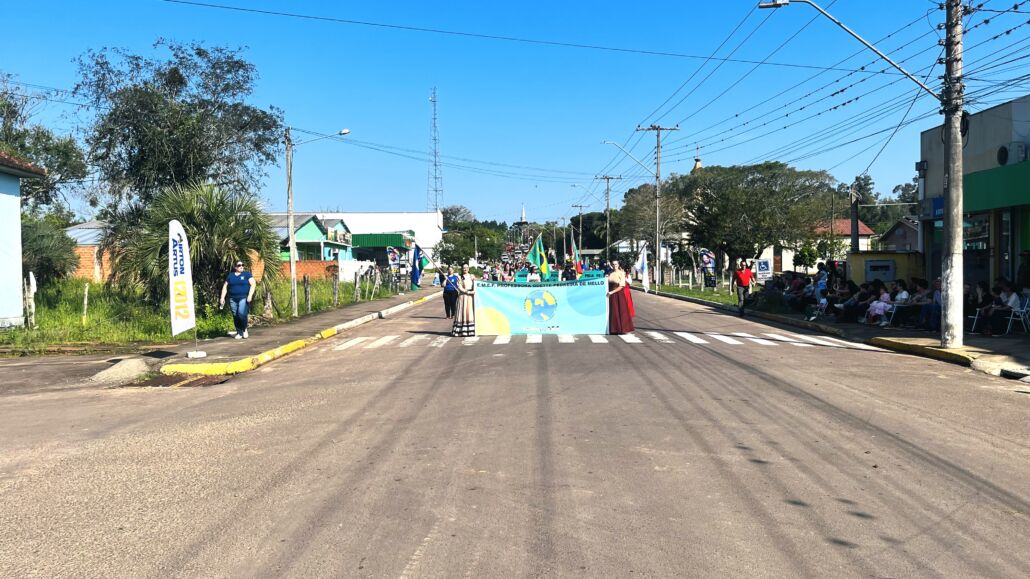 Desfile Farroupilha reúne grande público no centro de Vale Verde