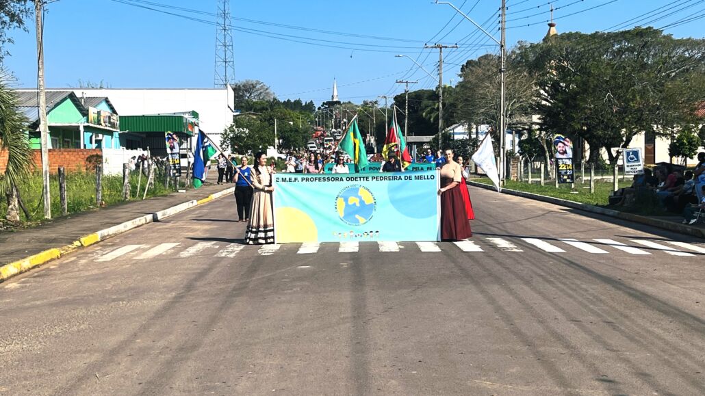 Desfile Farroupilha reúne grande público no centro de Vale Verde