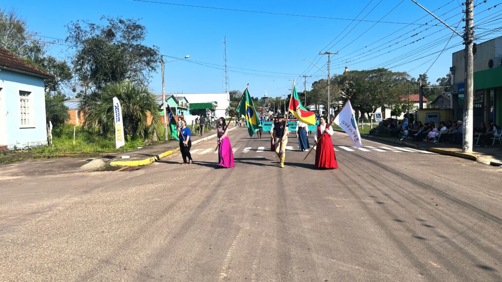 Desfile Farroupilha reúne grande público no centro de Vale Verde