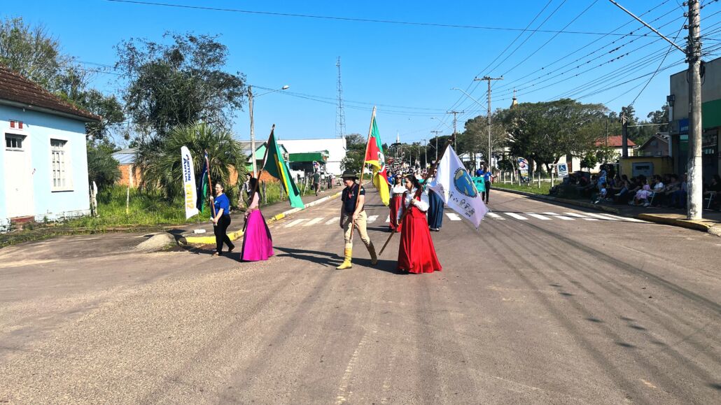Desfile Farroupilha reúne grande público no centro de Vale Verde