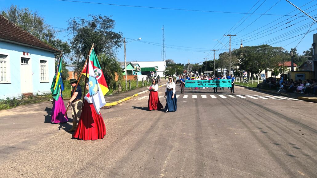 Desfile Farroupilha reúne grande público no centro de Vale Verde