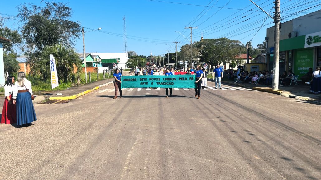 Desfile Farroupilha reúne grande público no centro de Vale Verde