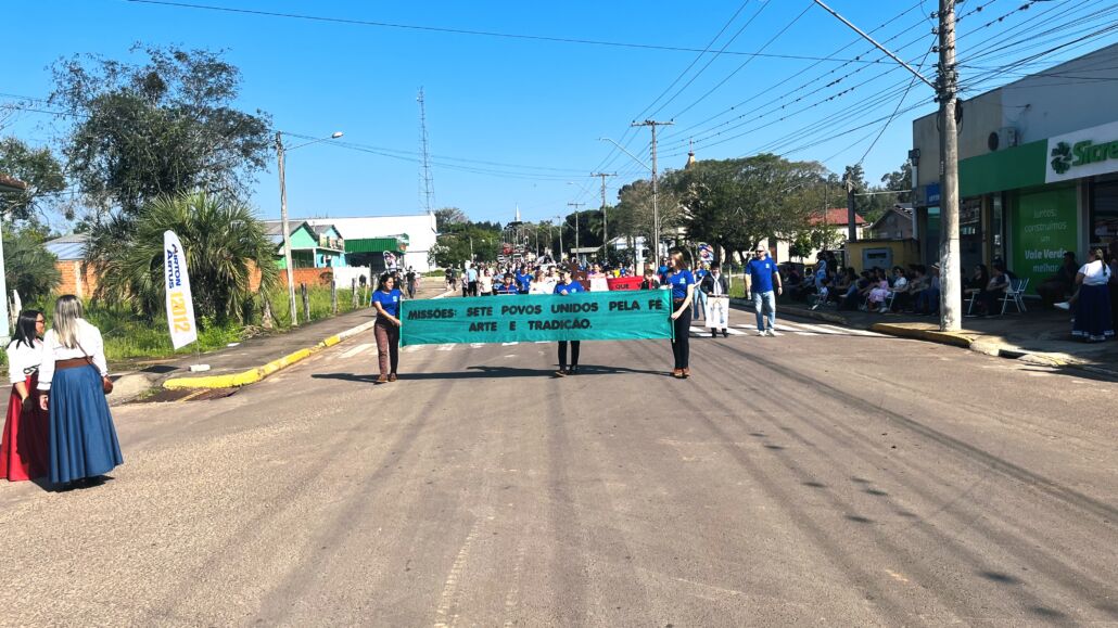 Desfile Farroupilha reúne grande público no centro de Vale Verde