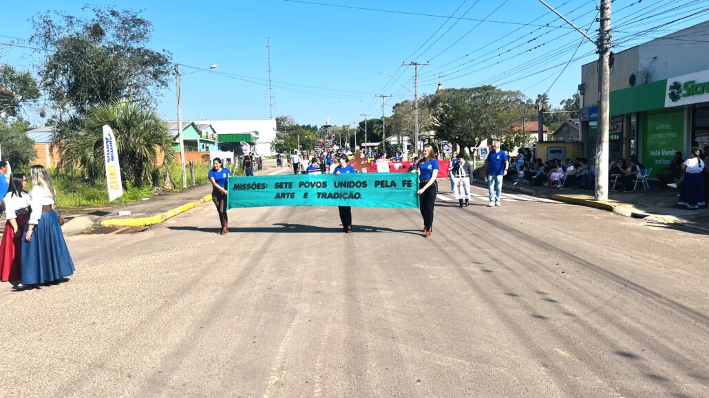 Desfile Farroupilha reúne grande público no centro de Vale Verde