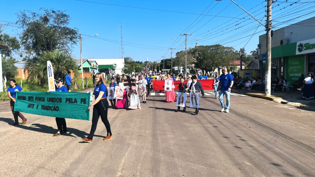 Desfile Farroupilha reúne grande público no centro de Vale Verde