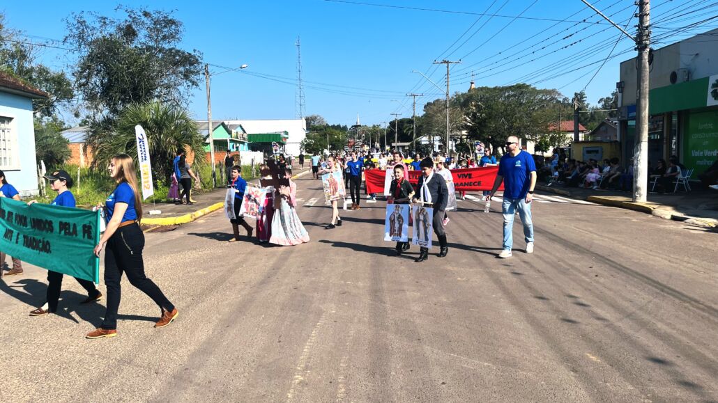 Desfile Farroupilha reúne grande público no centro de Vale Verde