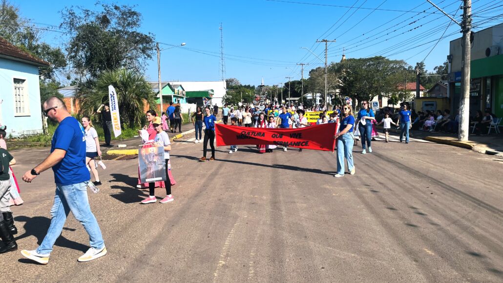 Desfile Farroupilha reúne grande público no centro de Vale Verde