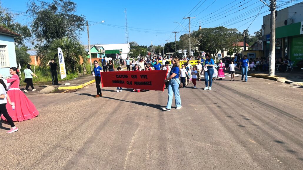 Desfile Farroupilha reúne grande público no centro de Vale Verde