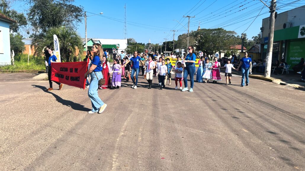 Desfile Farroupilha reúne grande público no centro de Vale Verde