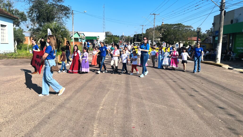 Desfile Farroupilha reúne grande público no centro de Vale Verde