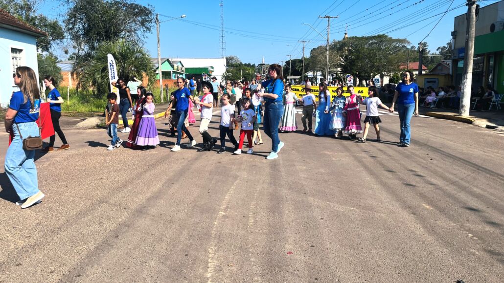 Desfile Farroupilha reúne grande público no centro de Vale Verde