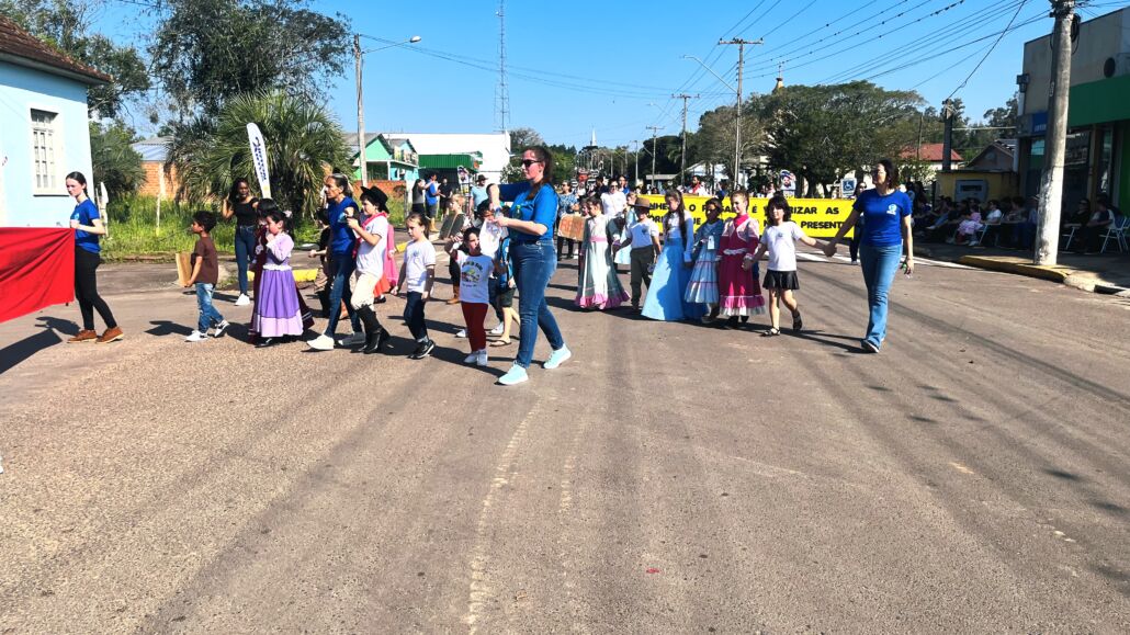 Desfile Farroupilha reúne grande público no centro de Vale Verde