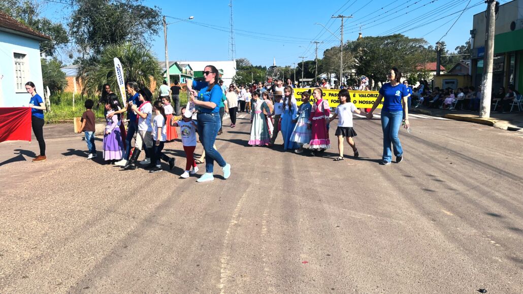 Desfile Farroupilha reúne grande público no centro de Vale Verde