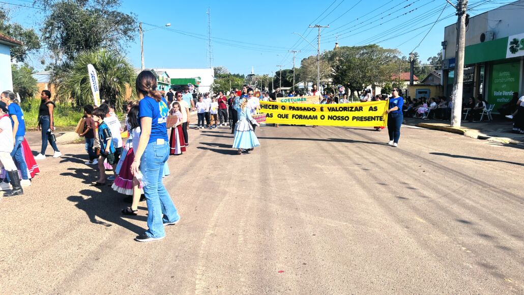 Desfile Farroupilha reúne grande público no centro de Vale Verde