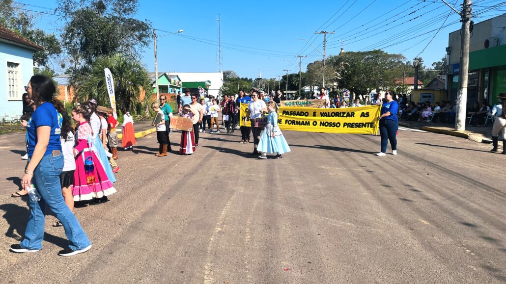 Desfile Farroupilha reúne grande público no centro de Vale Verde