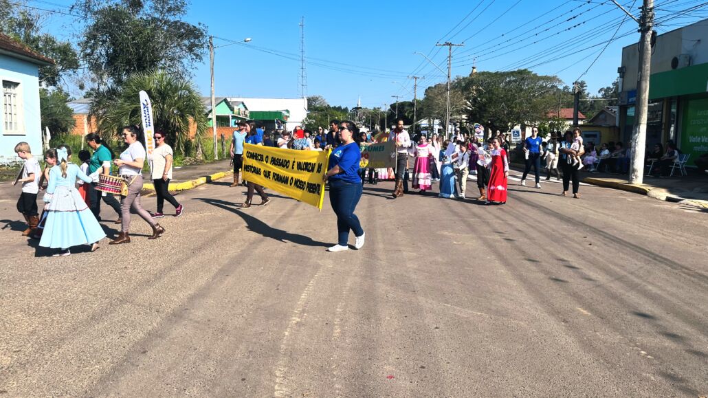 Desfile Farroupilha reúne grande público no centro de Vale Verde