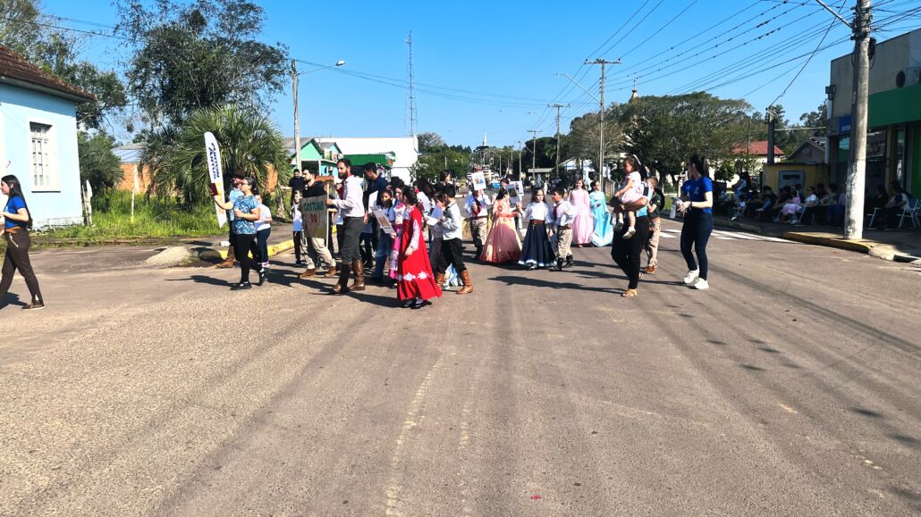 Desfile Farroupilha reúne grande público no centro de Vale Verde