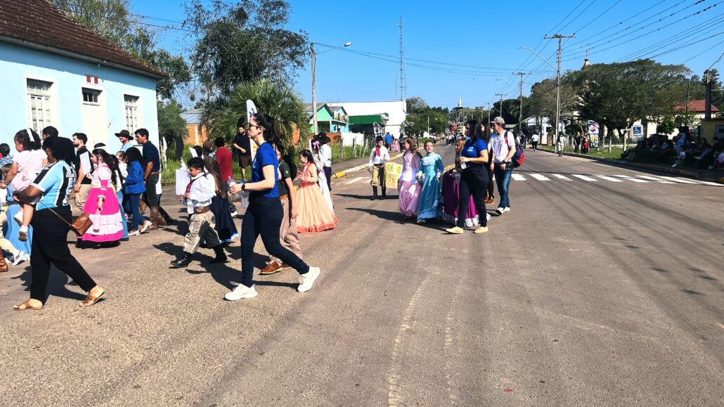 Desfile Farroupilha reúne grande público no centro de Vale Verde