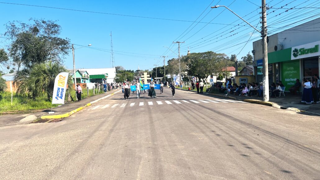 Desfile Farroupilha reúne grande público no centro de Vale Verde