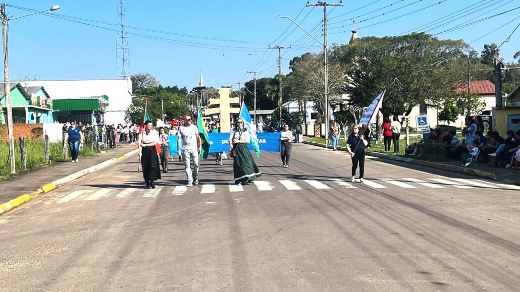 Desfile Farroupilha reúne grande público no centro de Vale Verde