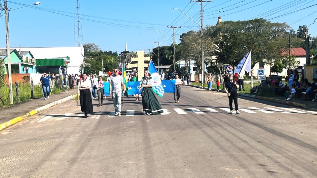 Desfile Farroupilha reúne grande público no centro de Vale Verde