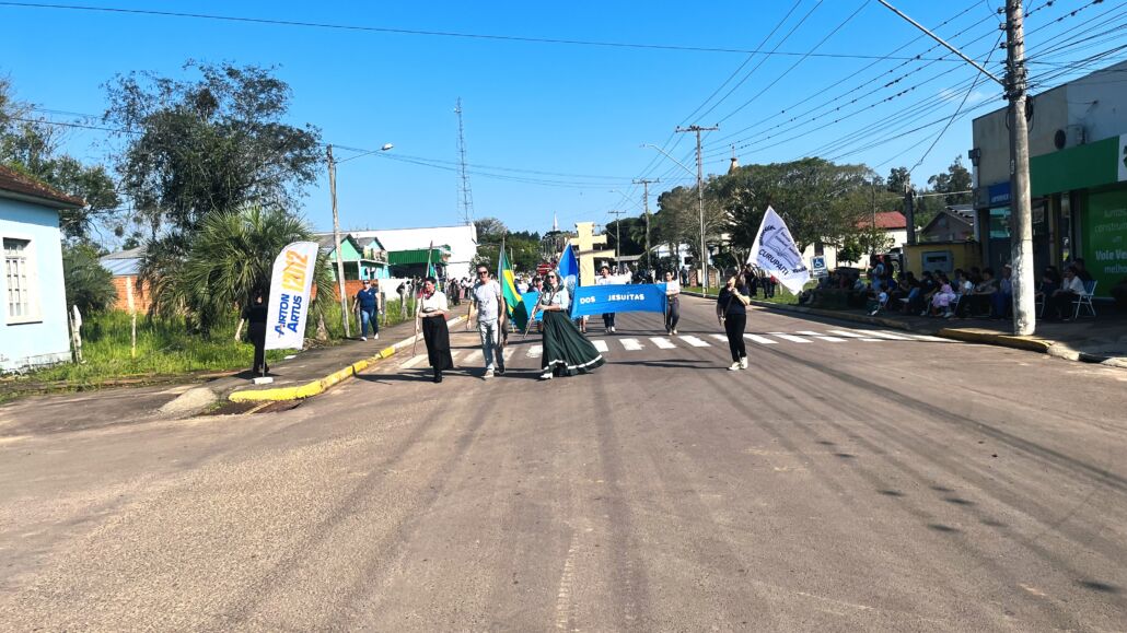 Desfile Farroupilha reúne grande público no centro de Vale Verde
