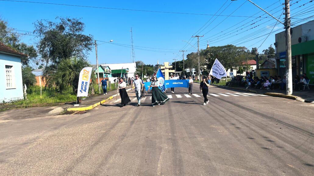 Desfile Farroupilha reúne grande público no centro de Vale Verde