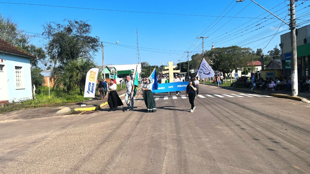Desfile Farroupilha reúne grande público no centro de Vale Verde