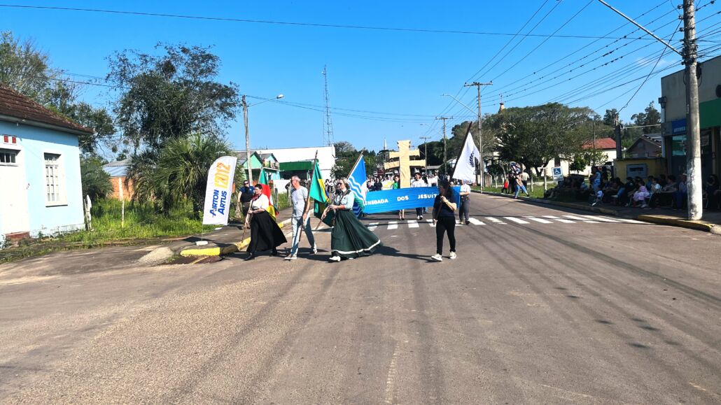 Desfile Farroupilha reúne grande público no centro de Vale Verde