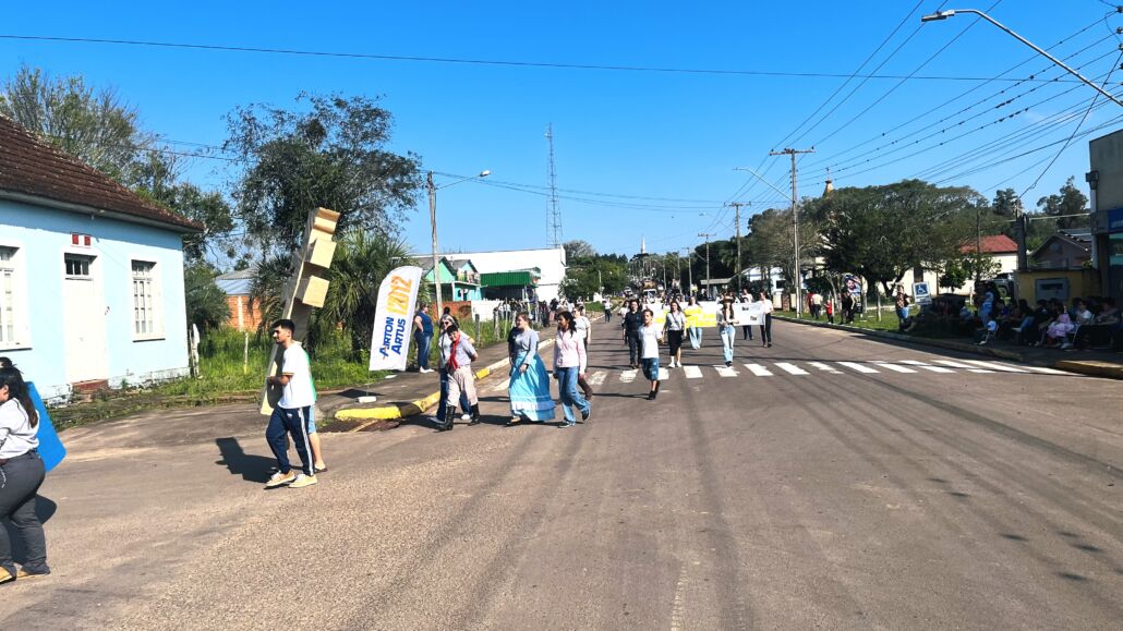 Desfile Farroupilha reúne grande público no centro de Vale Verde