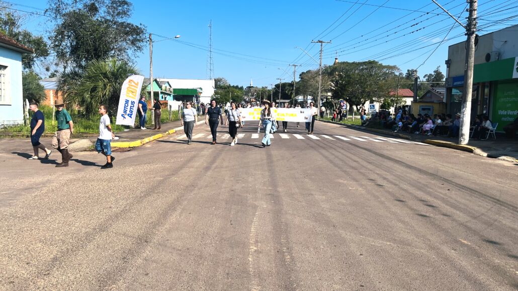 Desfile Farroupilha reúne grande público no centro de Vale Verde