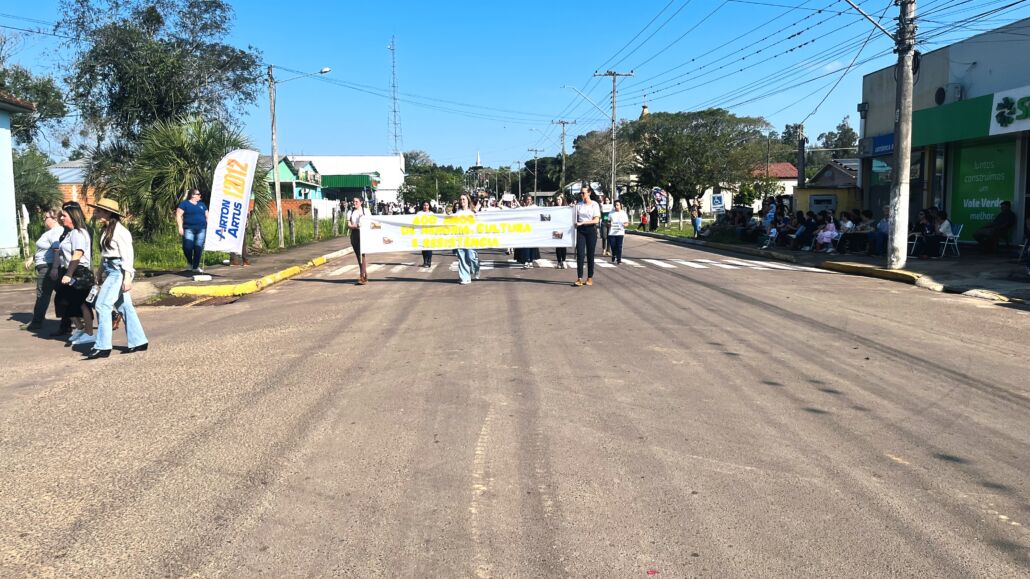 Desfile Farroupilha reúne grande público no centro de Vale Verde