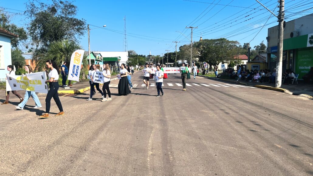 Desfile Farroupilha reúne grande público no centro de Vale Verde