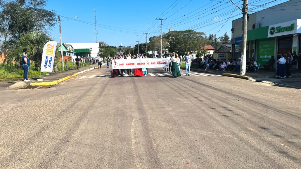 Desfile Farroupilha reúne grande público no centro de Vale Verde