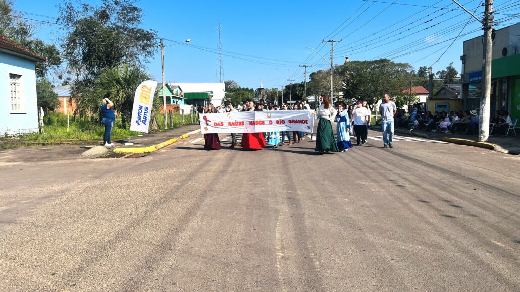 Desfile Farroupilha reúne grande público no centro de Vale Verde