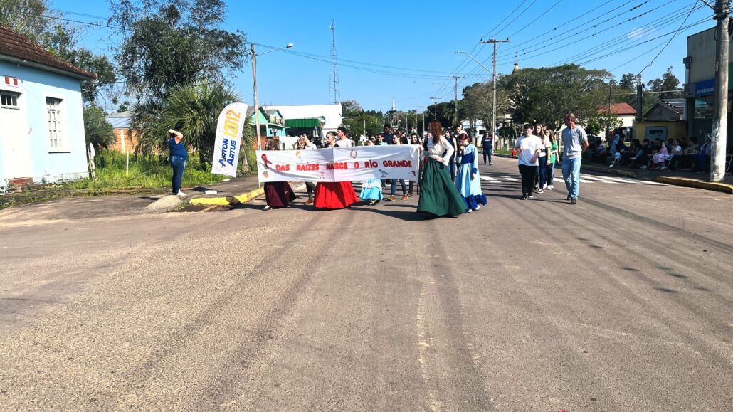 Desfile Farroupilha reúne grande público no centro de Vale Verde