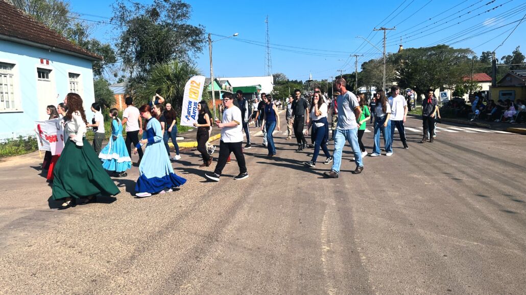 Desfile Farroupilha reúne grande público no centro de Vale Verde
