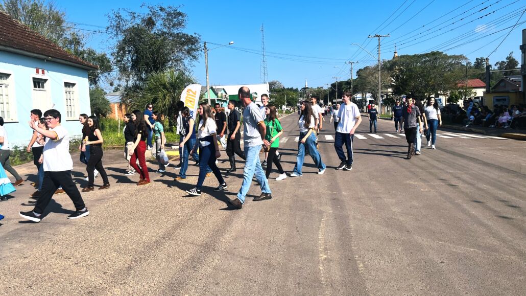 Desfile Farroupilha reúne grande público no centro de Vale Verde