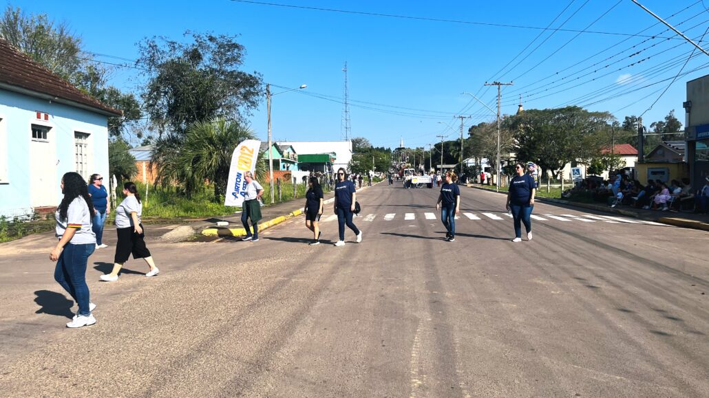 Desfile Farroupilha reúne grande público no centro de Vale Verde