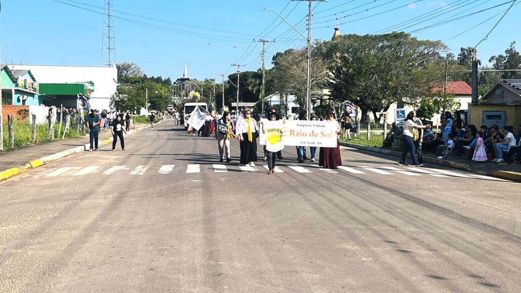 Desfile Farroupilha reúne grande público no centro de Vale Verde