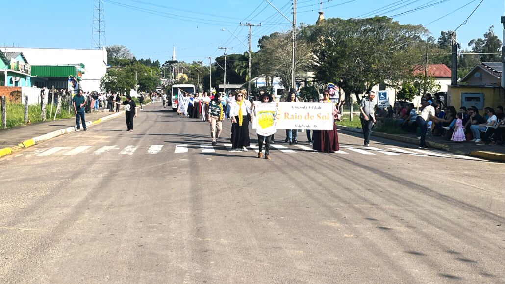 Desfile Farroupilha reúne grande público no centro de Vale Verde
