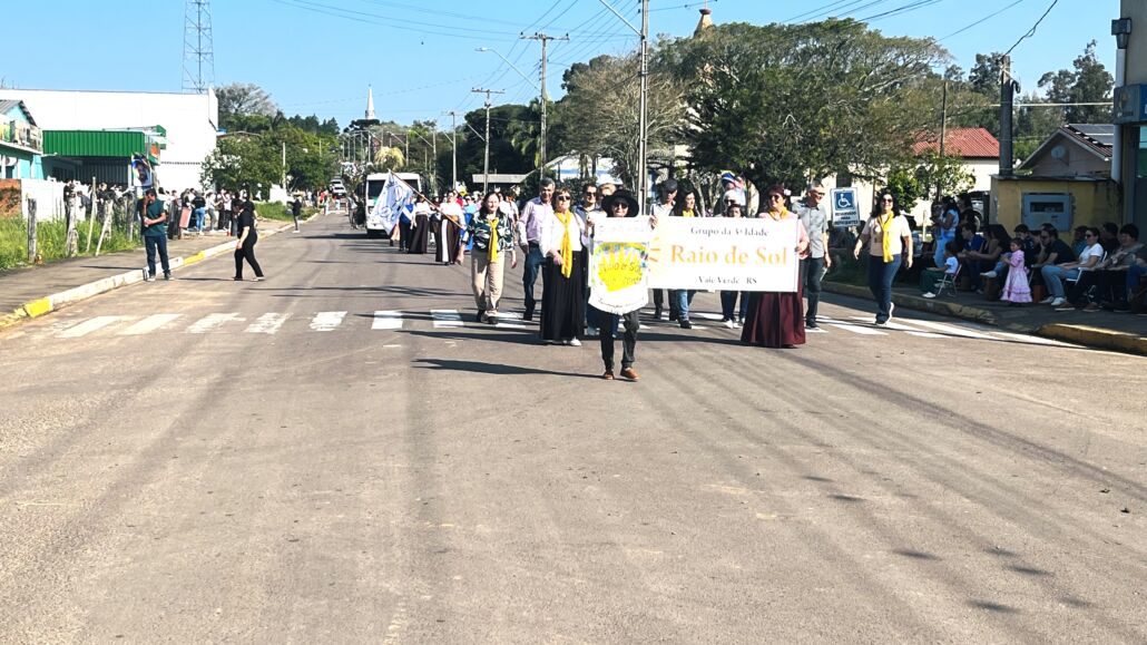 Desfile Farroupilha reúne grande público no centro de Vale Verde